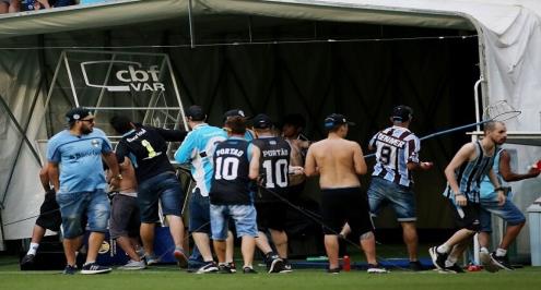  بالفيديو.. جماهير جريميو تعاقب "الفار" بعد خسارة فريقها 